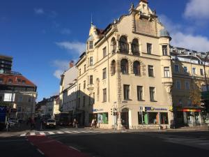 un edificio blanco alto en la esquina de una calle en Palais Gutenberg la Ville en Klagenfurt