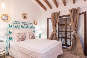 1 dormitorio con cama blanca y ventana en Villa Pula Golf by Priority, en Son Servera