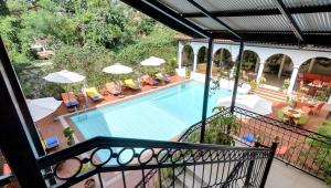 Blick auf einen Pool mit Stühlen und Sonnenschirmen in der Unterkunft Sovereign Hotel in Kisumu