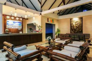 un salon avec une salle d'attente avec des bancs et une table dans l'établissement Naiharn Beach Resort - SHA Plus Extra, à Nai Harn Beach