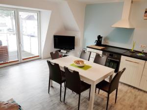 eine Küche mit Tisch und Stühlen in einem Zimmer in der Unterkunft Ostseeblick Baabe in Baabe