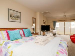 1 dormitorio con 1 cama con toallas en Castlerigg, en Keswick