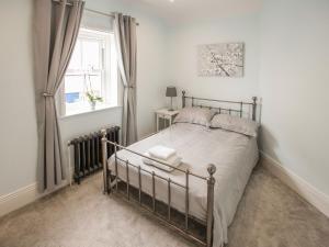 a bedroom with a bed and a window at The Tynemouth Cottage in Tynemouth