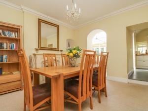 ペンザンスにあるBoskednan Warthaの木製のテーブルと椅子のあるダイニングルーム +27枚の写真