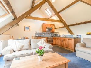 ein Wohnzimmer mit Sofa und Tisch in der Unterkunft Jenny's Cottage in Alnwick