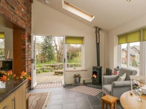 un soggiorno con camino e piano cottura di Beck Cottage a Ulverston