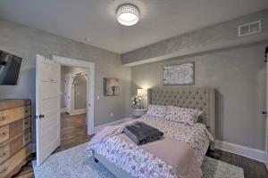 Llit o llits en una habitació de Renovated Craftsman House with Patio and Fire Pit!