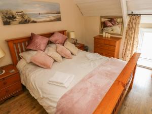 Saint IshmaelsにあるFisherman's Cottageのベッドルーム1室(大型ベッド1台、枕付)