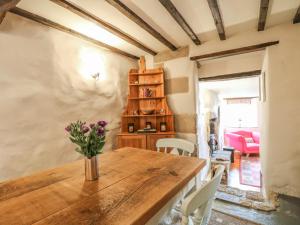 O zonă de relaxare la Holly Cottage +17 fotografii