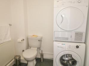 a small bathroom with a toilet and a microwave at Lower West Curry Cottage in Launceston
