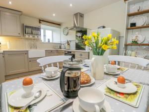 una cocina con una mesa con huevos. en Swallow Cottage en Scarborough