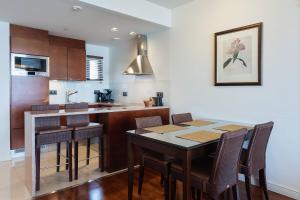 een keuken en eetkamer met een tafel en stoelen bij Holiday Club Naantali Apartments in Naantali