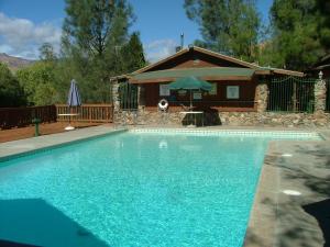 Πισίνα στο ή κοντά στο Whispering Pines Lodge