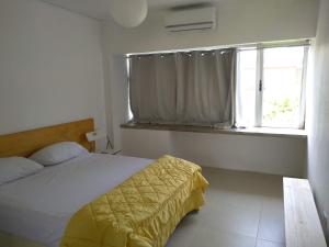 a bedroom with a bed and a window at Amplia casa en Zona Parque San Carlos in Concordia