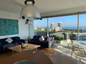 sala de estar con sofá y mesa en Penthouse Bellavista, en Lignano Sabbiadoro