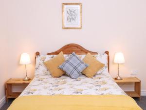 Łóżko lub łóżka w pokoju w obiekcie Rose Cottage