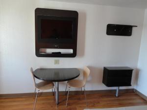 TV a/nebo společenská místnost v ubytování Motel 6-Round Rock, TX