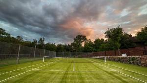 Tennis and/or squash facilities at Villa Garden or nearby