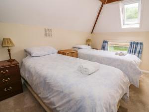 Postel nebo postele na pokoji v ubytování Gardener's Cottage