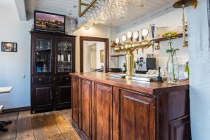 un bar con bancone in legno in camera di Hotel Postgaarden i Mariager a Mariager