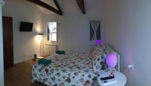 1 dormitorio con 1 cama y 1 globo sobre una mesa en Casa Romana, en Venecia