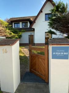 een houten poort voor een huis bij La VILLA en BAIE in Le Crotoy