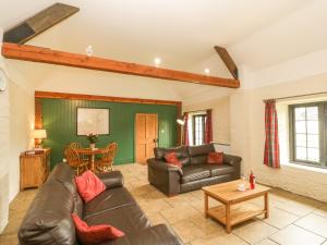 Keepers Cottage في بلاندفورد فوروم: غرفة معيشة مع أريكة وطاولة