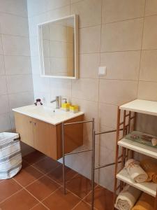 Vonios kambarys apgyvendinimo įstaigoje Cozy apartment in Algarve West Coast - Aljezur (2 min da Praia Monte Clérigo)