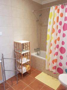 Bilik mandi di Cozy apartment in Algarve West Coast - Aljezur (2 min da Praia Monte Clérigo)