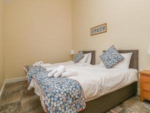 Duas camas sentadas uma ao lado da outra num quarto em Pear Tree Cottage em York