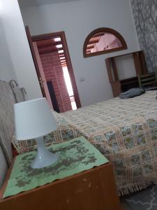 una camera con due letti e una lampada su un tavolo di La piazzetta a Linguaglossa