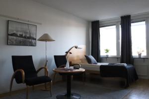 シェブデにあるRS Lägenhetshotell Skövdeのリビングルーム(ソファ、テーブル、椅子付)