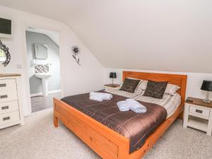 En eller flere senge i et værelse på Cariad Cottage