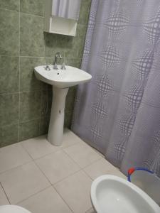 baño con lavabo y cortina de ducha en Casas Cordoba in 