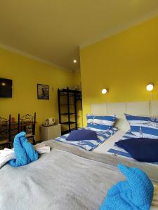 Łóżko lub łóżka w pokoju w obiekcie Cyklada,BONY, śniadania, jezioro,przystań-200m, centrum-900m, park linowy-400m,aquapark-900m