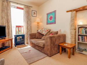 大托靈頓的住宿－Primrose Cottage，带沙发和电视的客厅