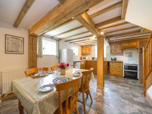 cocina y comedor con mesa y sillas en Stone House, en Ludlow