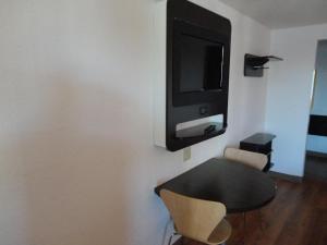 TV a/nebo společenská místnost v ubytování Motel 6-Round Rock, TX