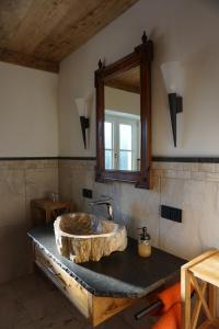 y baño con lavabo de piedra y espejo. en Jagerdichtlgut, en Altaussee