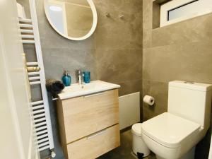 Kúpeľňa v ubytovaní Syntagma Square: Amazing Cozy Studio - Whale + 37 fotografií