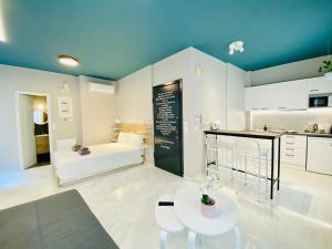 Posteľ alebo postele v izbe v ubytovaní Syntagma Square: Amazing Cozy Studio - Whale