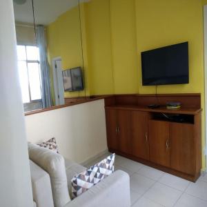 sala de estar con sofá y Tv LED en Rio Vista Mar, en Río de Janeiro