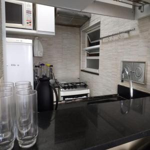 encimera de cocina con gafas en la encimera en Rio Vista Mar, en Río de Janeiro