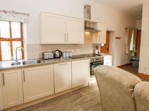 Kitchen o kitchenette sa Dove Cottage