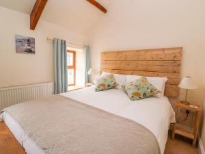 A bed or beds in a room at Bank House