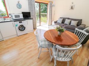 BeaworthyにあるWagtailのキッチン、リビングルーム(木製テーブル、椅子付)