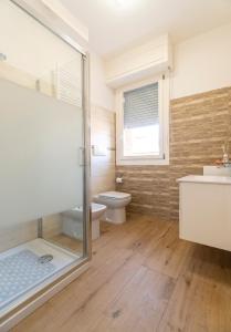 La salle de bains est pourvue d'une douche, de toilettes et d'un lavabo. dans l'établissement Travel Fiera, à Bologne