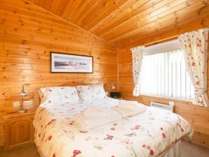 ケズウィックにあるTutherenの木造キャビン内のベッド1台が備わるベッドルーム1室を利用します。