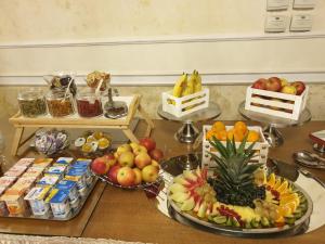 una mesa cubierta con muchos tipos diferentes de fruta en Hotel Victoria, en Piteşti