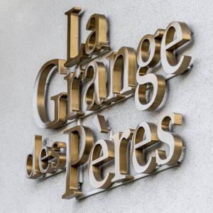 un panneau d'or qui dit être le roi des étoiles dans l'établissement La Grange des Pères, à Pringy